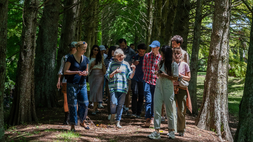 Participants are given a guided tour &mdash; with an emphasis on ecological preservation &mdash; of the grounds of a private home by the Tigre Delta.