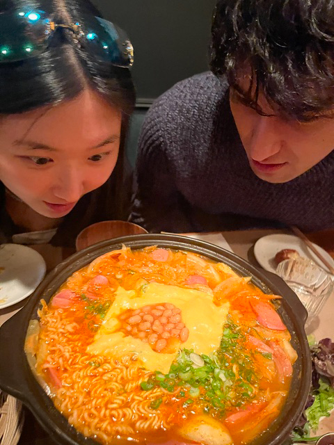 Kelly Kim ’26 and Lauren Blackburn ’26 gaze into a pot of ramen.