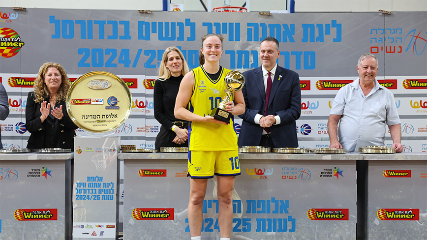 Abby Meyers ’22 holds a trophy.