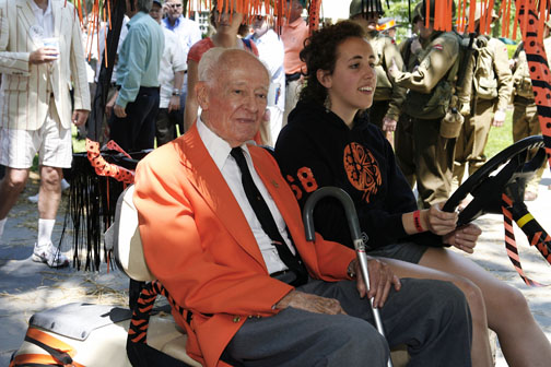Jack Bales ’34 gets a lift in a golf cart driven by Laura Hamm ’12.
