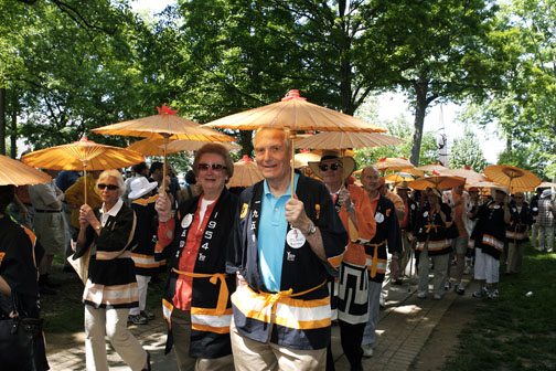  Frank Barnes ’54 and his wife, Gay, in their happi coats.