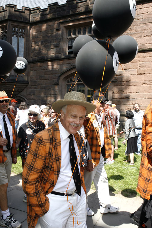 Erle Zoll ’64 with his class’s eight-ball balloon.
