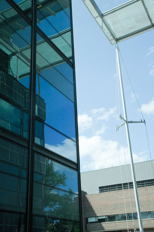 At the north and south ends of the building, a 77-foot braced ­column that resembles a ship’s mast ­supports the canopy roof. 