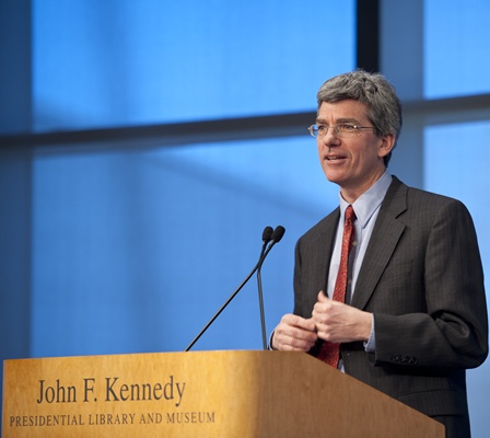 Putnam-Podium.jpg Tom Putnam *87