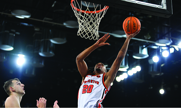 Tosan Evbuomwan ’23 dunks the ball.
