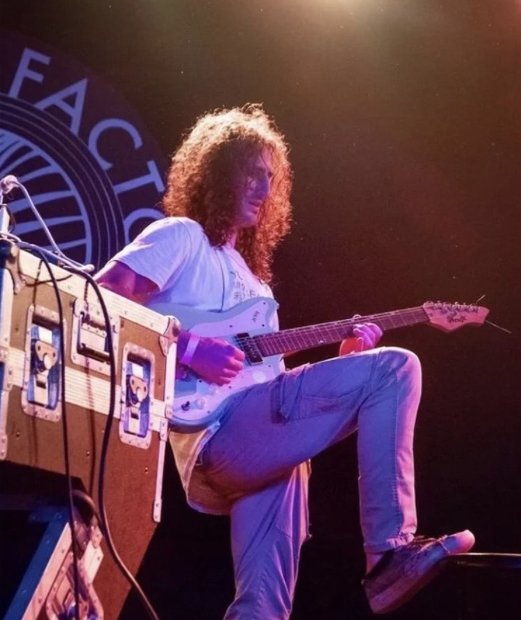 Alex Cavoli ’20 plays an electric guitar.
