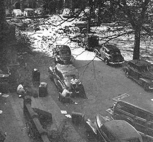 Upperclassmen move in to Witherspoon Hall in September 1948. (Alan W. Richards/PAW Archives)