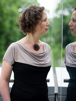 MIND-Niv_0007-Edit.jpg Yael Niv’s research has implications for those with post-traumatic stress disorder. “We want to understand how an old, possibly traumatic memory can be erased,” she explains.