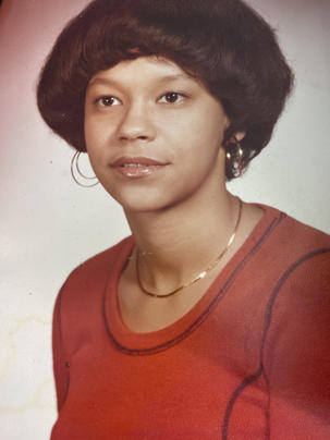 Steph Gates '75 in her 20's.jpg