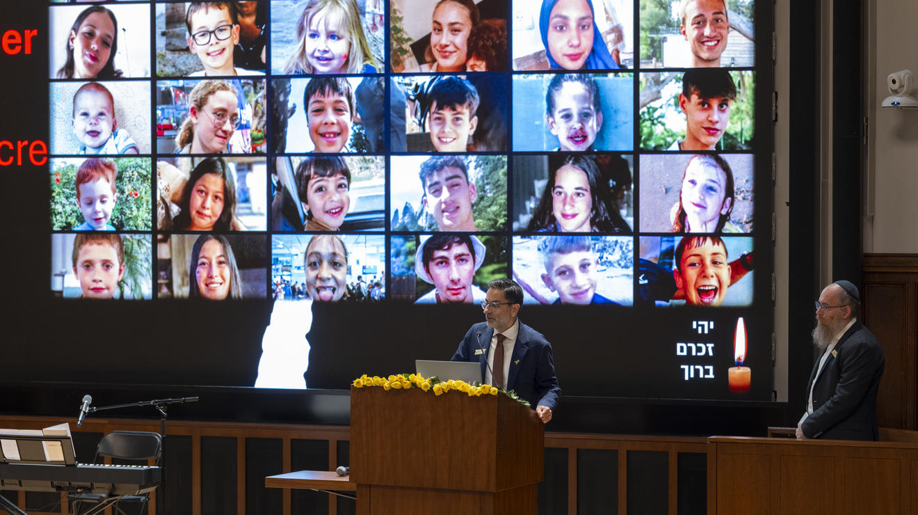 Rabbi Gil Steinlauf ’91 speaks during a memorial event in McCosh 50.