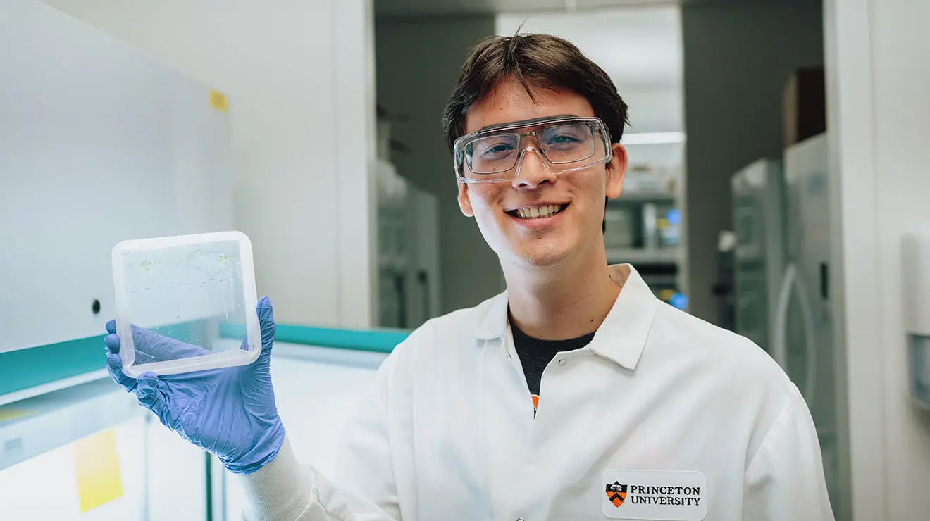 HMEI_gallery_5.jpg Peter Renga ’28 studied how different combinations of bacteria affect plants’ resistance to infection and drought in the lab of assistant professor Jonathan Conway.
