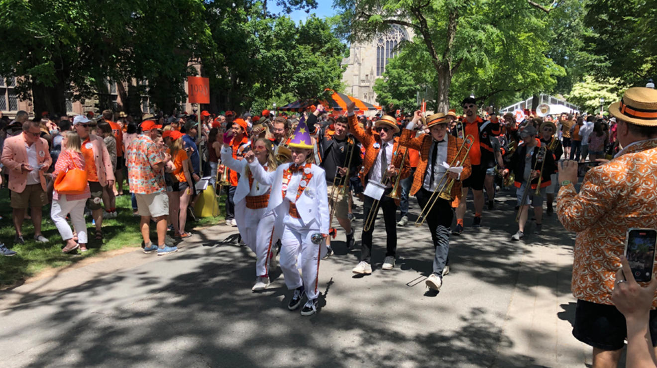 Alumni march in the P-rade.