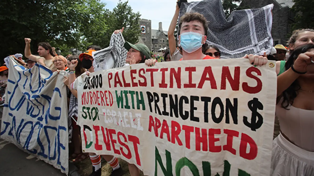 ReunionsSlideshow2.jpg Protesters line the sides of the P-rade holding pro-Palestinian signs.