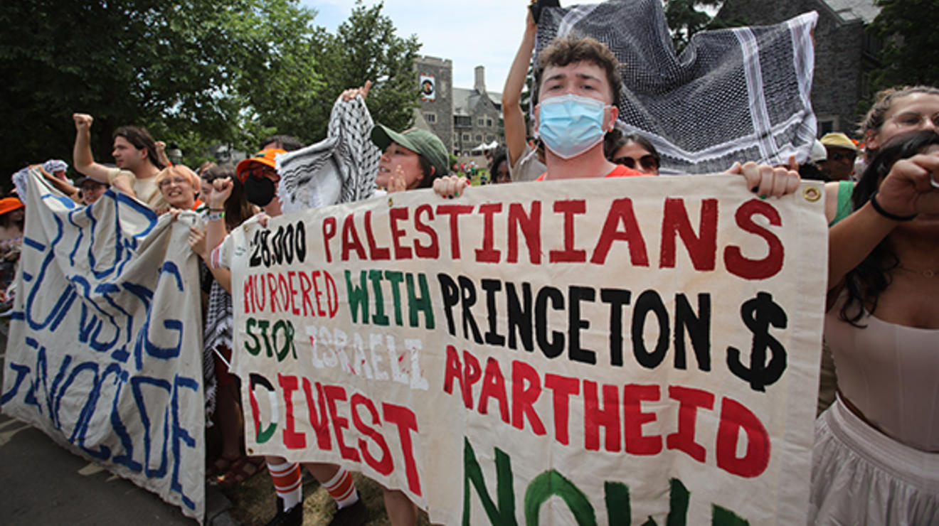 Protesters line the sides of the P-rade holding pro-Palestinian signs.