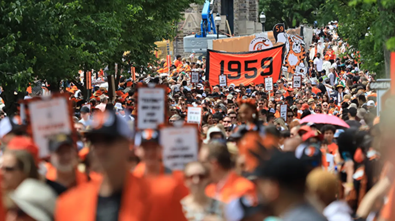 ReunionsSlideshow6.jpg A dense crowd ahead of the Class of 1958 sign at the P-rade.