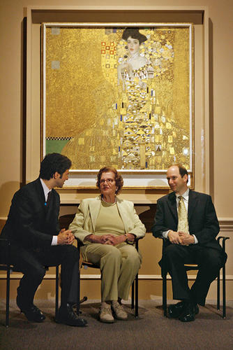 Schoenberg, right, speaks with Maria Altmann and Michael Govan, director of the Los Angeles County Museum of Art, in 2006. Behind them is Portrait of Adele Bloch-Bauer I.