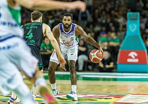 Amir Bell ’18 dribbles a basketball.