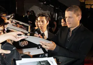 Wentworth Miller signing autographs