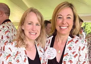 RG_Reunions Jacket Megan Wellford Grinde.jpg Melinda Hough Sims ’95, left, jacket committee chair, and Megan Wellford Grinder ’95 at their 27th reunion