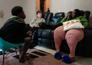 Claire Thornton ’19 meets with Stephanie Smith during her reporting trip to Shaw, Mississippi.