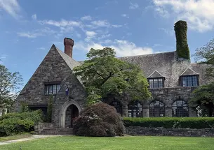 Front view of Cloister Inn