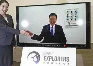 Ayu Yoneda (left) virtually “shakes hands” with Makoto Suwa *07 during a press conference in Tokyo on Feb. 28, after the Japan Aerospace Exploration Agency selected them to become astronauts.