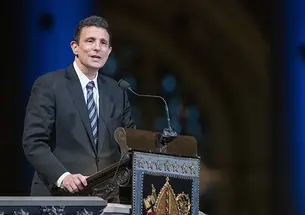 This is a photo of David Remnick speaking at a podium.