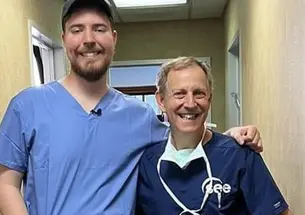 MrBeast, left, with Jeff Levenson ’80.