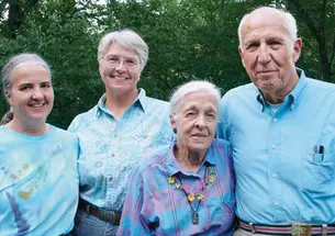 Whitney Seymour Jr. ’45, with, from left, his daughters Gabriel ’80 and Tryntje and his wife, Catryna.
