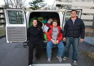 Robert Brueswitz ’08, left, and Bobby Morris ’10 of the Laundry Agency making a delivery.