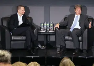  David E. Kelley ’79, right, makes a point Nov. 17 as Jordan Roth ’97 listens.