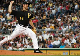 Ross Ohlendorf ’05 of the Pittsburgh Pirates pitches against the Atlanta Braves May 21 at PNC Park. Despite his efforts, the Pirates lost.