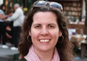Keri Walsh *09 in front of Shakespeare and Company, the bookstore in Paris named in honor of Sylvia Beach’s original store. 