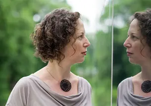 MIND-Niv_0007-Edit.jpg Yael Niv’s research has implications for those with post-traumatic stress disorder. “We want to understand how an old, possibly traumatic memory can be erased,” she explains.