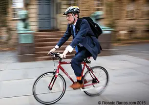 President Eisgruber ’83 arrives at Nassau Hall.