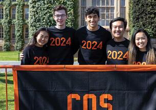 Photo of sophomores posing on Cannon Green