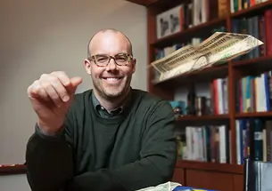 Michael Norton *02 offers practical ways for people to improve their lives.