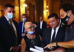 Hobart Earle ’83, right, conductor of the Odessa Philharmonic Orchestra, speaks to Ukrainian President Volodymyr Zelenskyy in September 2020. Looking on are the governor of the Odessa region, Maksym Kutsyi, and Philharmonic Hall director Halyna Zitser.