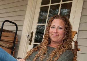 Jodi Picoult ’87 at home in Hanover, N.H.