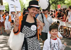 Anna Herrera Winfeld ’93 and her son, Owen, enjoy the class circus theme.