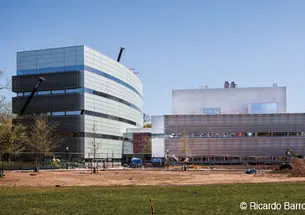 Many alumni would get their first glimpse of the new ­neuroscience and psychology complex — the Neuroscience Institute and Peretsman-Scully Hall — at Reunions.
