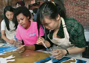 Students paint during a Princeton Atelier class on public murals.