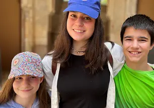 Sophia Jones ’27 with her siblings, Hugh and Thea.