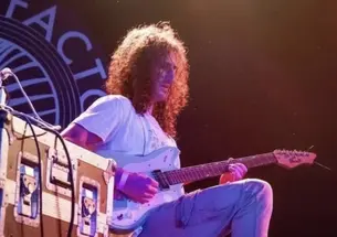 Alex Cavoli ’20 plays an electric guitar.