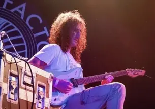 Alex Cavoli ’20 plays an electric guitar.