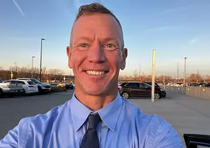 Jake Porter ’90 takes a selfie in a parking lot.