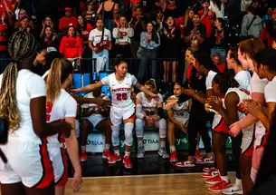 All eyes are on Kaitlyn Chen ’24 court side.
