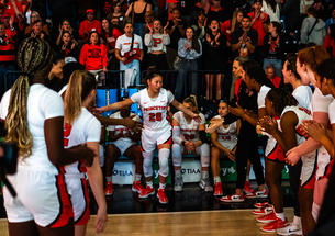 All eyes are on Kaitlyn Chen ’24 court side.