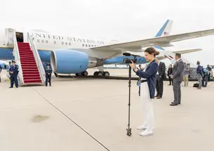 Azza Cohen ’16 and her camera outside Air Force One.