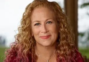 This is a headshot photo of Jodi Picoult.